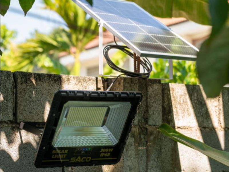 Đèn NLMT 300W chiếu sáng sân nhà, công trình