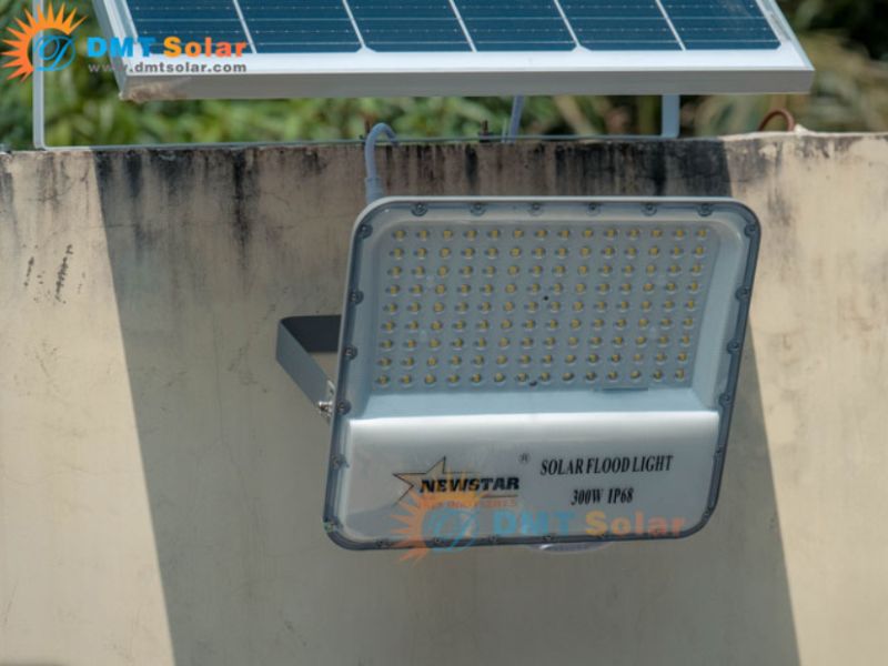 Mẫu đèn năng lượng mặt trời 300W