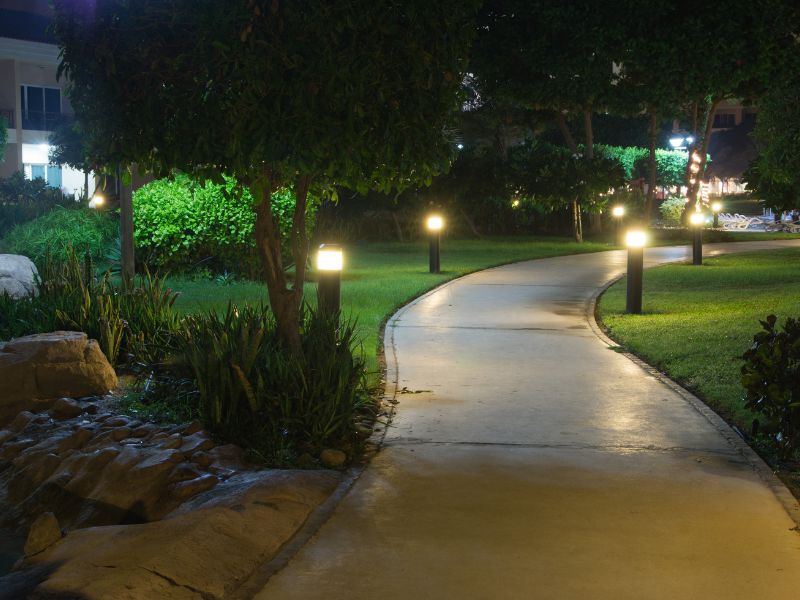 Mẫu đ&egrave;n trụ trang tr&iacute; cho lối đi s&acirc;n vườn