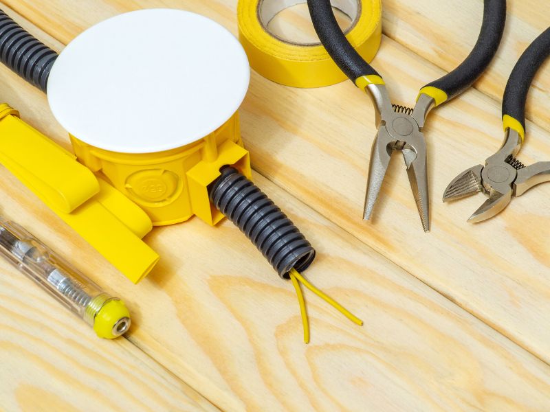 Chuẩn bị dụng cụ lắp đặt đ&egrave;n đường NLMT