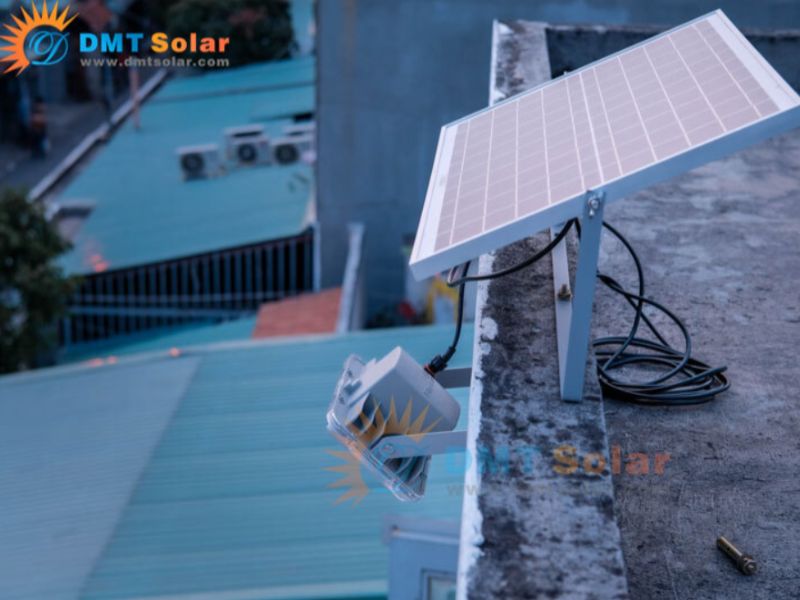 Tắm pin mặt trời n&ecirc;n được lắp tại vị tr&iacute; tiếp x&uacute;c nhiều với &aacute;nh nắng mặt trời