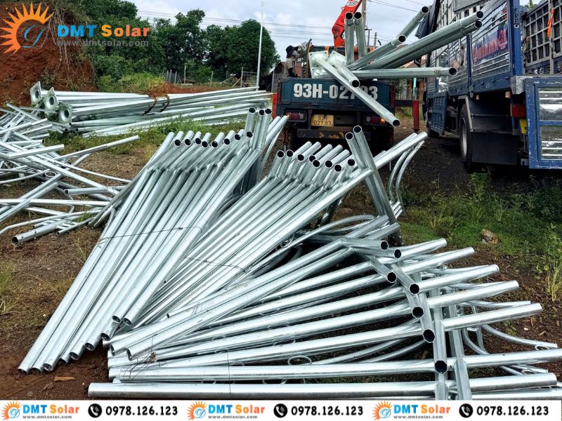Hệ thống trụ b&aacute;t gi&aacute;c c&ocirc;n, cần đ&egrave;n v&agrave; gi&aacute; đỡ tấm pin