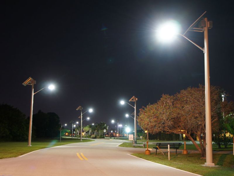 Cột đèn lắp đèn năng lượng mặt trời tại công viên